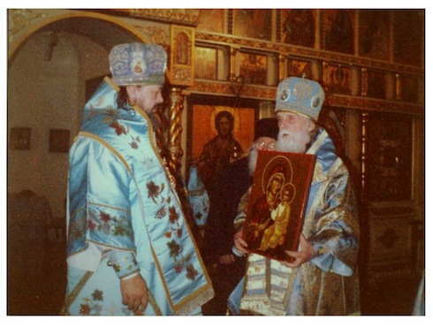 Митрополит Виталий передаёт в дар Епископу Валентину копию чудотворной иконы.
